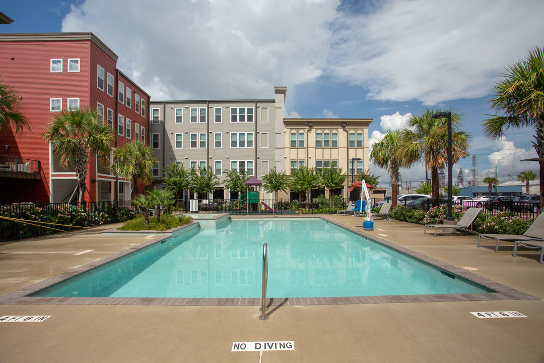 Villas on the Strand in Galveston, TX - Foto de edificio