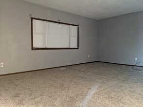 306 1/2 1st St SE in Oelwein, IA - Building Photo - Building Photo