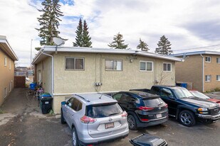 4421 Bow Trl SW in Calgary, AB - Building Photo