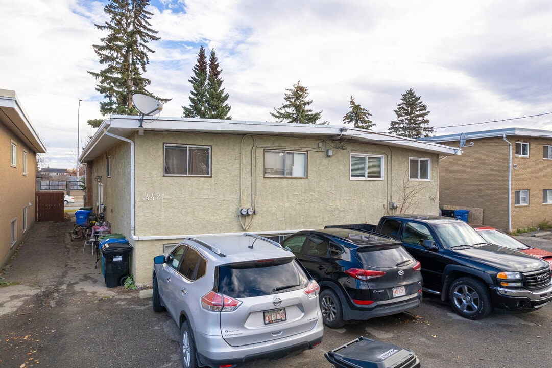 4421 Bow Trl SW in Calgary, AB - Building Photo