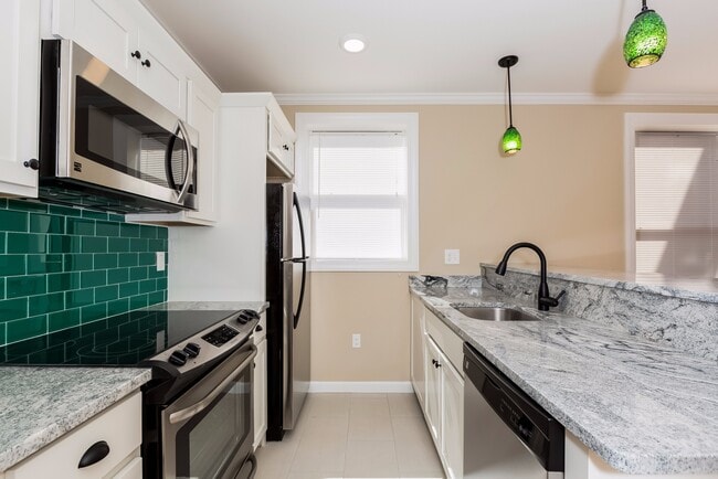 34 Decatur St, Unit 2 in Boston, MA - Foto de edificio - Building Photo