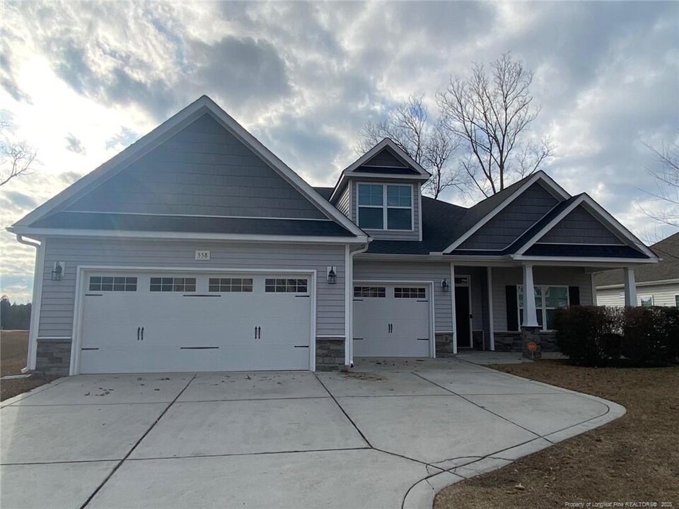 558 Royal Birkdale Dr in Raeford, NC - Building Photo