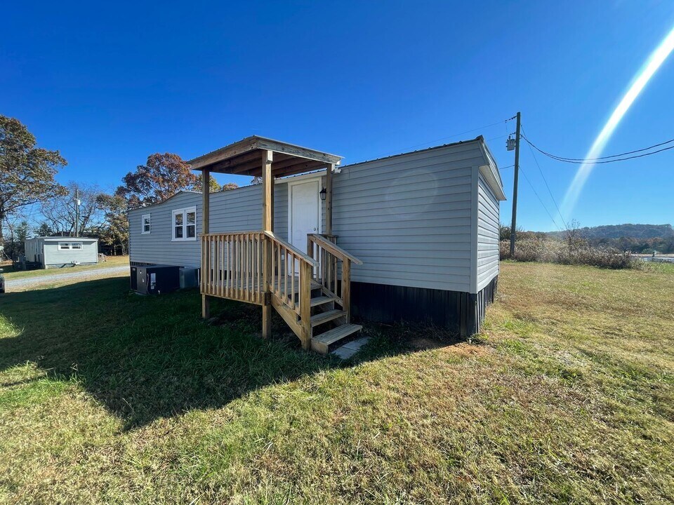 2081 Devault Bridge Rd in Piney Flats, TN - Building Photo