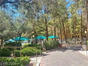 270 E Flamingo Rd in Las Vegas, NV - Building Photo - Building Photo