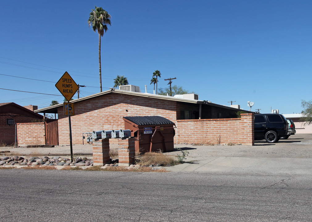 122-130 W Pastime Rd in Tucson, AZ - Building Photo