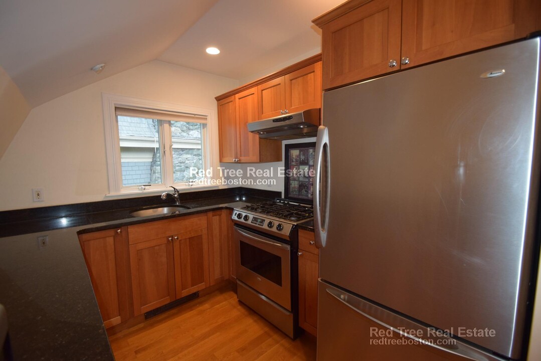 10 Selkirk Rd, Unit 4 in Boston, MA - Building Photo