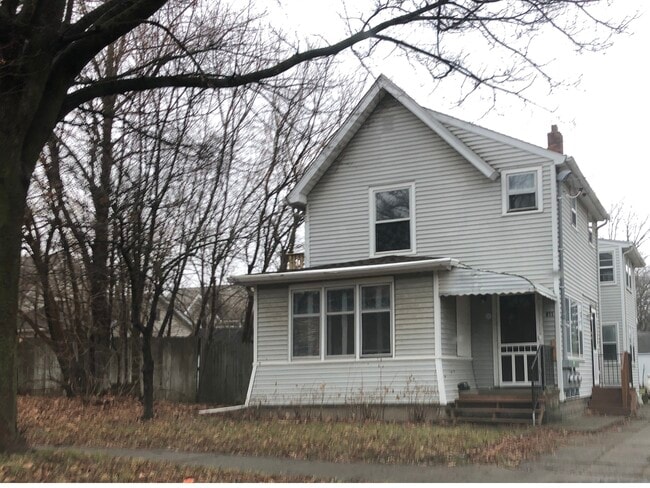 property at 811 N Pine St