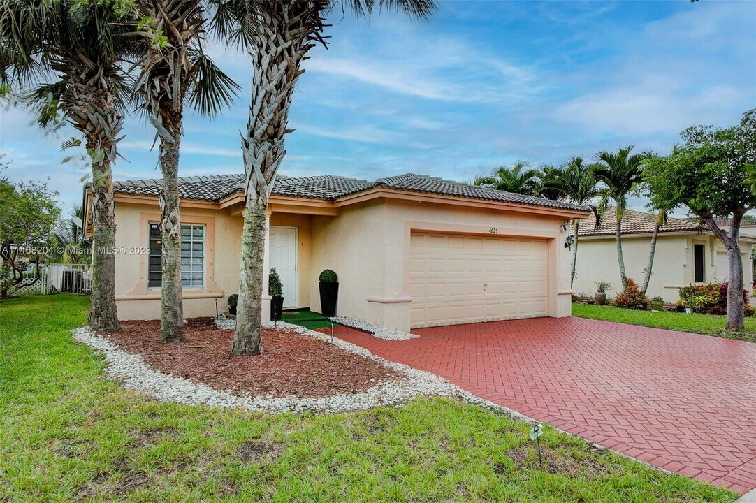 4625 SW 125th Ln in Miramar, FL - Foto de edificio