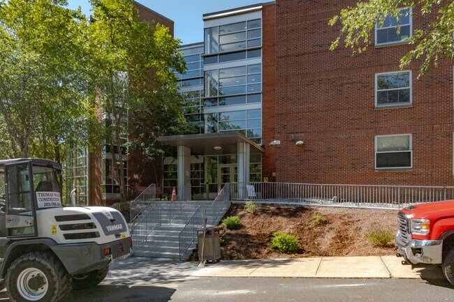 Centennial Hall in Danbury, CT - Foto de edificio - Building Photo
