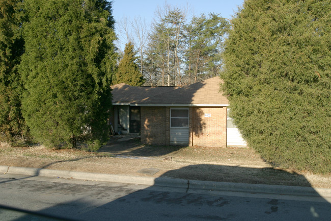 Hickory Trails Apartments in Greensboro, NC - Building Photo - Building Photo