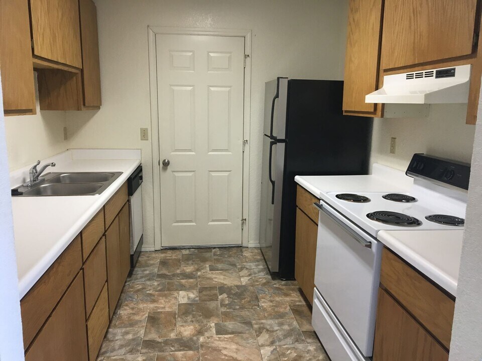 214 Sunny Ln, Unit 212 in Sutherlin, OR - Building Photo