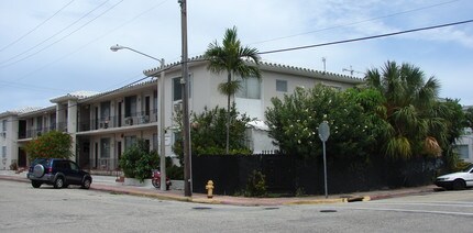 540 74th St in Miami Beach, FL - Foto de edificio - Building Photo