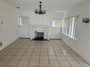 621 NW 23rd Pl-Unit -A in Miami, FL - Building Photo - Building Photo