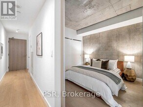 111 Bathurst St in Toronto, ON - Building Photo - Building Photo