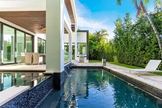 124 Park Dr in Bal Harbour, FL - Building Photo - Building Photo