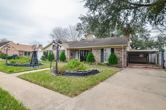 10551 Huntington Way Dr in Houston, TX - Building Photo - Building Photo