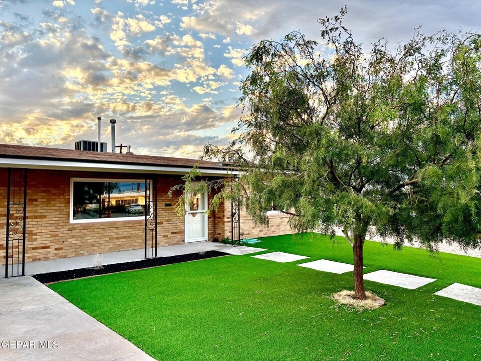 1905 St Johns Dr in El Paso, TX - Building Photo