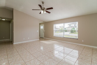 635 Basingstoke Ct in Kissimmee, FL - Building Photo - Building Photo