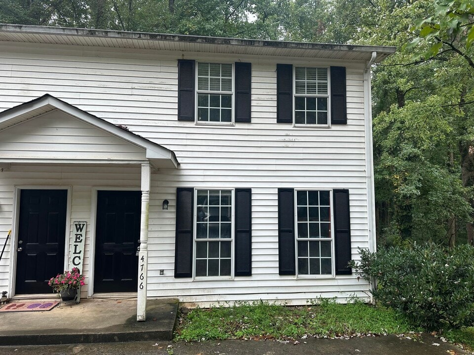 4766 Victoria Dr in Flowery Branch, GA - Building Photo