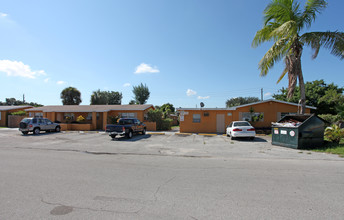 240-290 NW 40th St in Oakland Park, FL - Building Photo - Building Photo