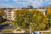 Pearson House in Des Plaines, IL - Foto de edificio - Building Photo