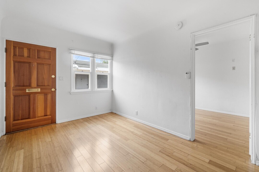 1722 Abbot Kinney Blvd, Unit 3 in Venice, CA - Building Photo