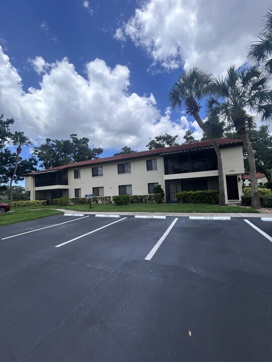 5785 Gardens Dr in Sarasota, FL - Building Photo