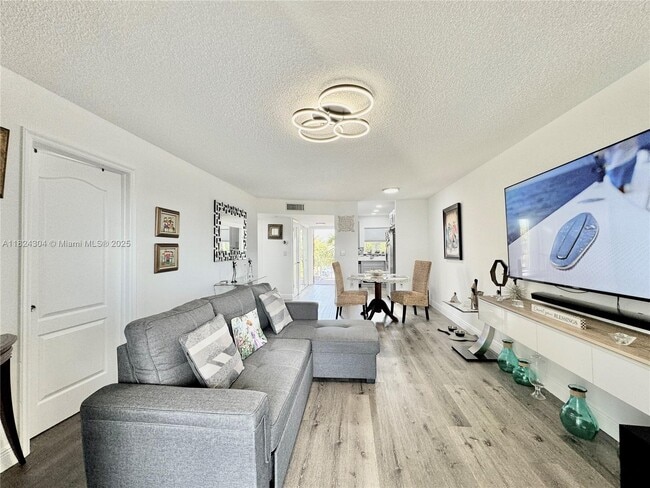 8305 Sunrise Lakes Blvd in Sunrise, FL - Building Photo - Building Photo
