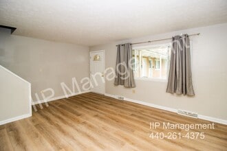 4871 Banbury Ct in Warrensville Heights, OH - Building Photo - Building Photo