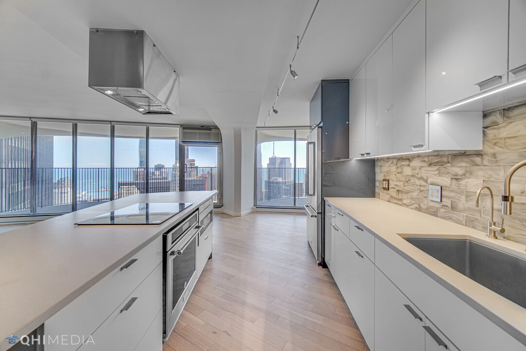 300 N State St, Unit 5821 in Chicago, IL - Building Photo