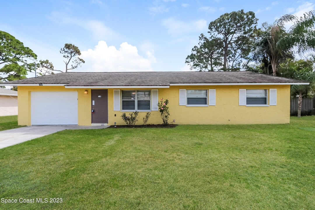 159 NW Avens St in Port St. Lucie, FL - Building Photo