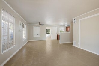 351 Pool Dr in San Antonio, TX - Building Photo - Building Photo