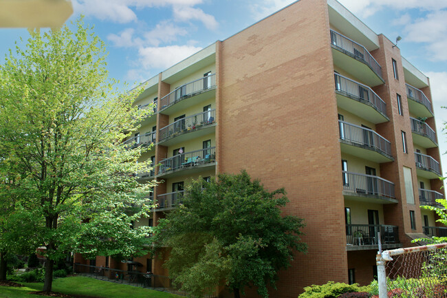 Vista South Apartments in New Castle, PA - Building Photo - Building Photo