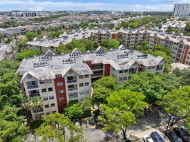 8120 Geneva Ct in Doral, FL - Building Photo