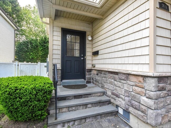 28 Dunes Ln in Port Washington, NY - Building Photo - Building Photo