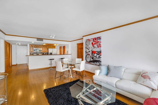 1717 N Bayshore Dr in Miami, FL - Building Photo - Building Photo