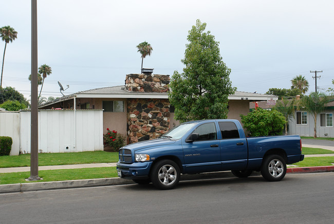 271-281 Oak St in Orange, CA - Building Photo - Building Photo