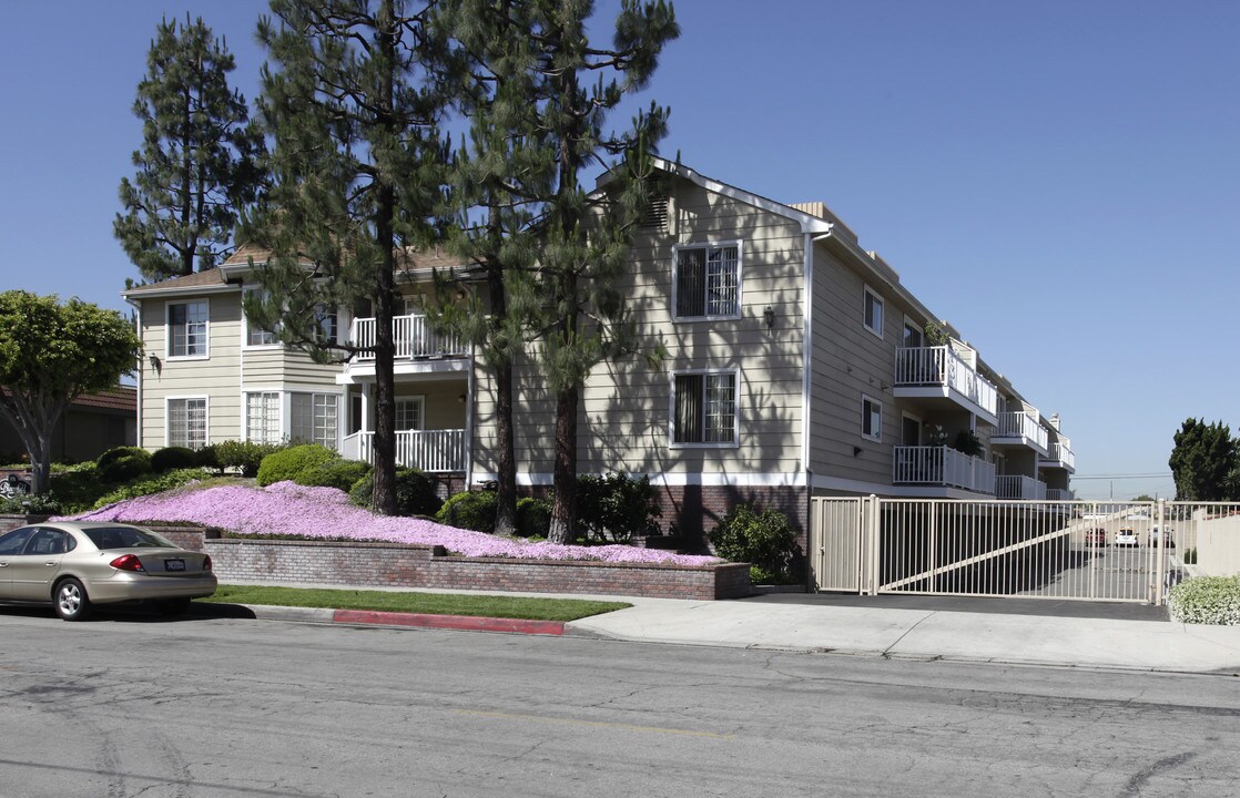 Bloomfield Apartments in Anaheim, CA - Foto de edificio