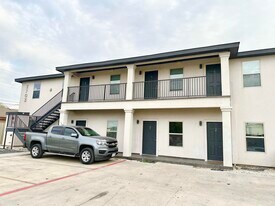 2705 Mauricio St in Laredo, TX - Building Photo