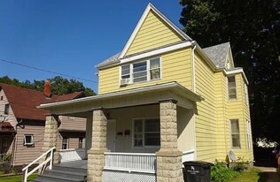 903 44th St, Unit 2 in Rock Island, IL - Building Photo