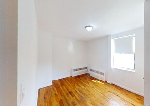 376 McGuinness Blvd in Brooklyn, NY - Building Photo - Building Photo