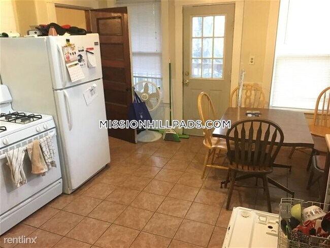 89 Hillside St, Unit 1 in Boston, MA - Foto de edificio - Building Photo