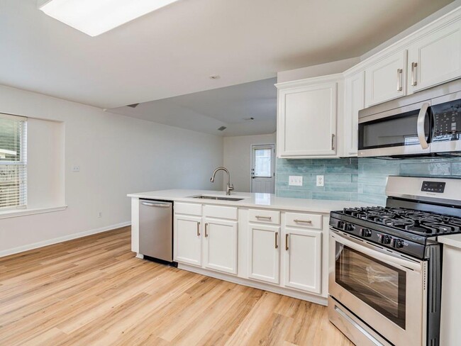 12525 Wethersby Way in Austin, TX - Foto de edificio - Building Photo