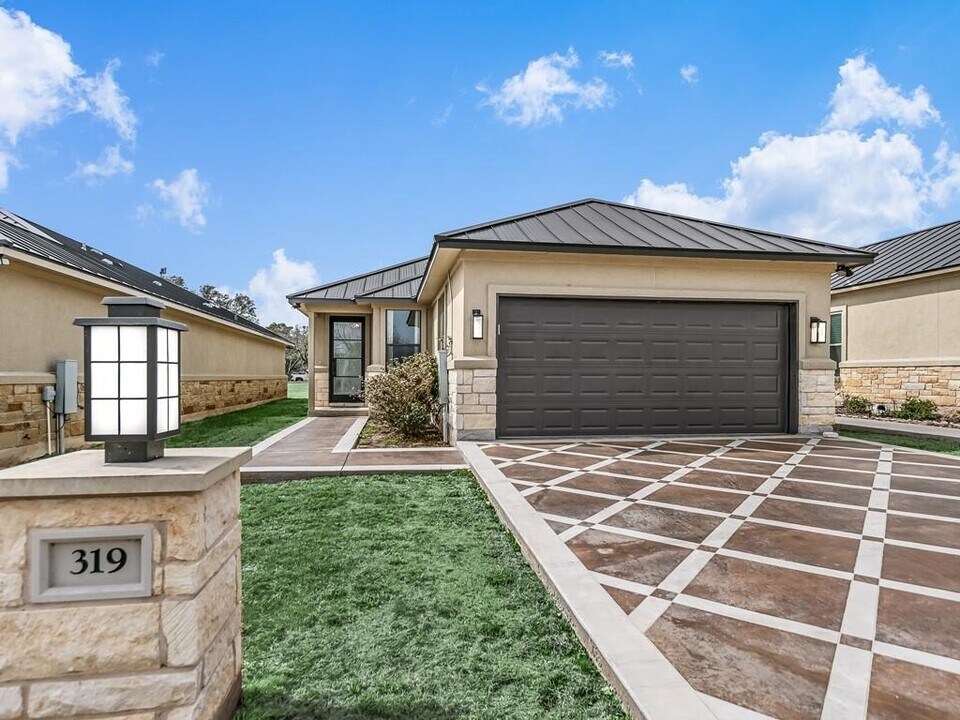 319 Parallel Cir in Marble Falls, TX - Building Photo