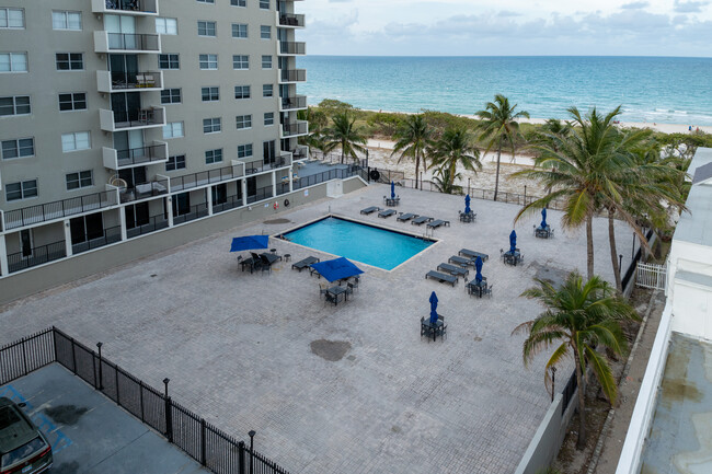 The Manatee in Surfside, FL - Foto de edificio - Building Photo