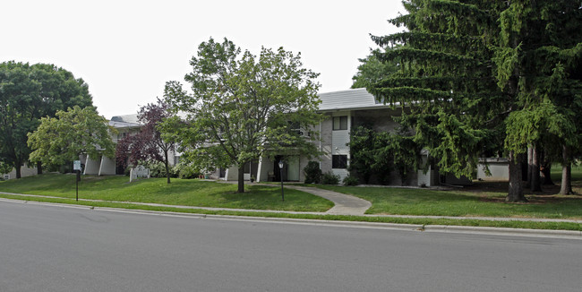 Tall Pines Apartments in Green Bay, WI - Building Photo - Building Photo