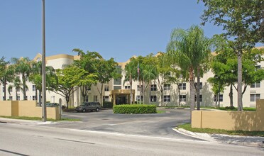 Hillmont Gardens in Fort Lauderdale, FL - Building Photo - Building Photo