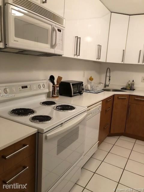 210 Seaview Dr-Unit -Apt 311 in Key Biscayne, FL - Foto de edificio
