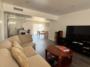 907 E Broadmor Dr, Unit Master Suite Full in Tempe, AZ - Foto de edificio - Building Photo