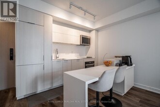 370 Martha St in Burlington, ON - Building Photo - Building Photo
